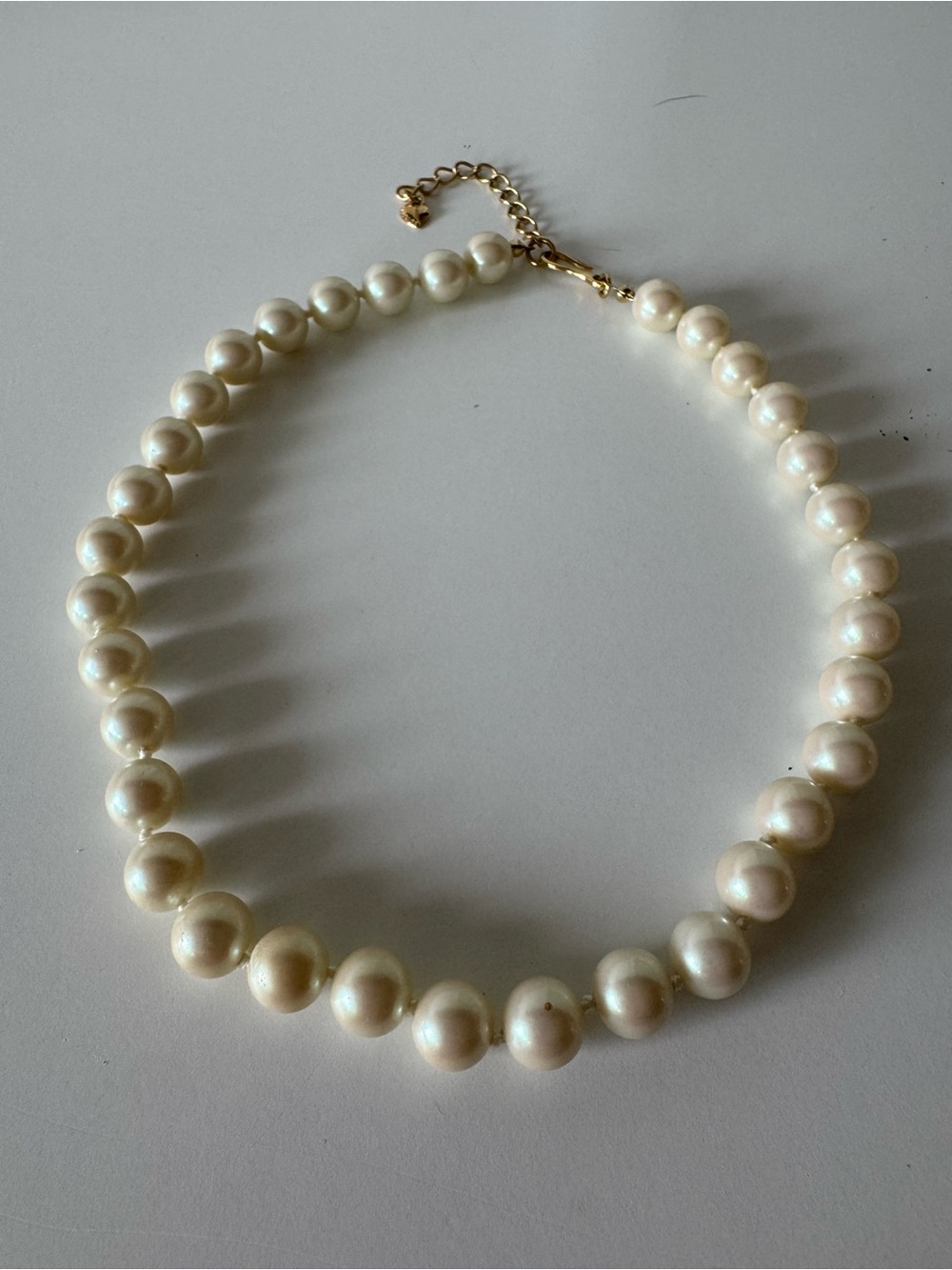 Classic Faux Pearl Choker Necklace - Gold Accents